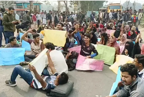 স্থায়ী ক্যাম্পাসের দাবিতে মহাসড়ক অবরোধ করে শিক্ষার্থীদের বিক্ষোভ, দীর্ঘ যানজট